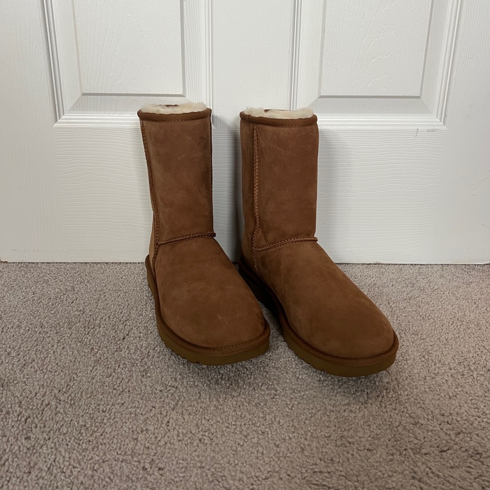UGG Women’s Classic Short II Size 9 Chestnut